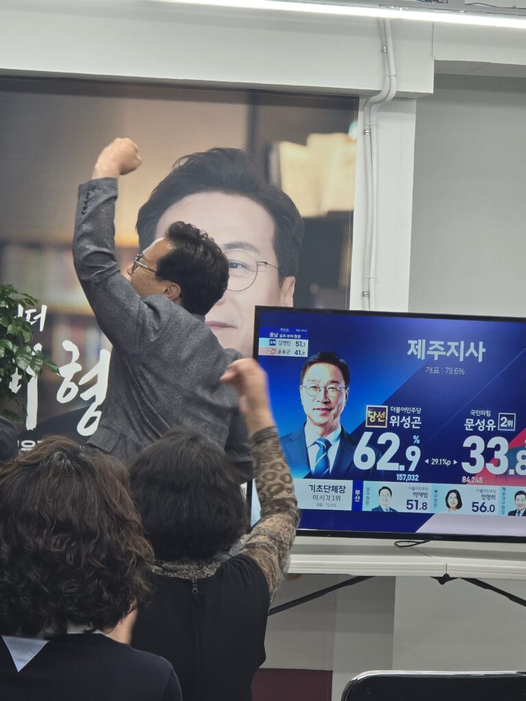 추격 불씨 당겼다’ 이대형 캠프, 개표율 52%에 격차 4.4%p 좁혀지자 ‘환호’
