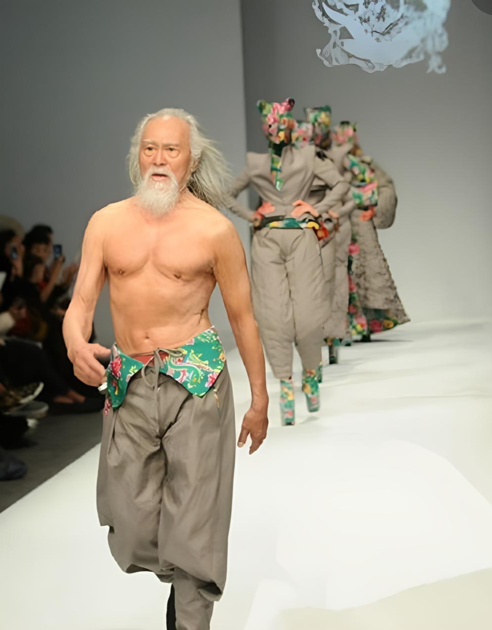 인생 대기만성] “나이를 잊은 열정으로 런웨이를 뒤흔들다”… 79세에 최고 전성기를 맞이한 왕덕순의 철학